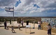 Des visiteurs rassemblés sur une colline surplombant la bande de Gaza, à Sderot, dans le sud d'Israël, le 1ᵉʳ octobre 2026. (Crédit : Oded Balilty/AP)