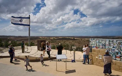 Des visiteurs rassemblés sur une colline surplombant la bande de Gaza, à Sderot, dans le sud d'Israël, le 1ᵉʳ octobre 2026. (Crédit : Oded Balilty/AP)