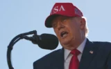 Le président américain Donald Trump s’exprimant lors d’un événement organisé par Anduril Industries, Inc., au chantier naval de Sparrows Point, à Sparrows Point, dans le Maryland, le 6 octobre 2026. (Crédit : Julia Demaree Nikhinson/AP)