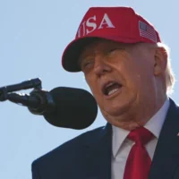 Le président américain Donald Trump s’exprimant lors d’un événement organisé par Anduril Industries, Inc., au chantier naval de Sparrows Point, à Sparrows Point, dans le Maryland, le 6 octobre 2026. (Crédit : Julia Demaree Nikhinson/AP)