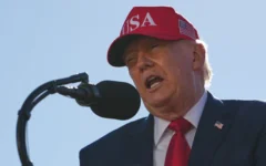 Le président américain Donald Trump s’exprimant lors d’un événement organisé par Anduril Industries, Inc., au chantier naval de Sparrows Point, à Sparrows Point, dans le Maryland, le 6 octobre 2026. (Crédit : Julia Demaree Nikhinson/AP)