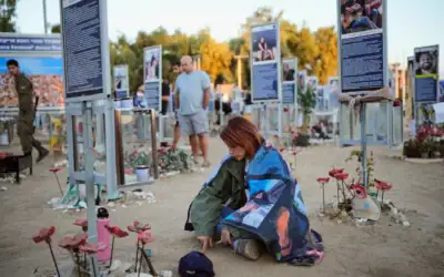 Des personnes commémorant le troisième anniversaire du pogrom perpétré par le groupe terroriste palestinien du Hamas le 7 octobre 2023 contre Israël, sur le site du festival de musique Nova, où des centaines de festivaliers ont été tués et enlevés, près du kibboutz Reim, dans le sud d’Israël, le 7 octobre 2026. (Crédit : Ohad Zwigenberg/AP Photo)