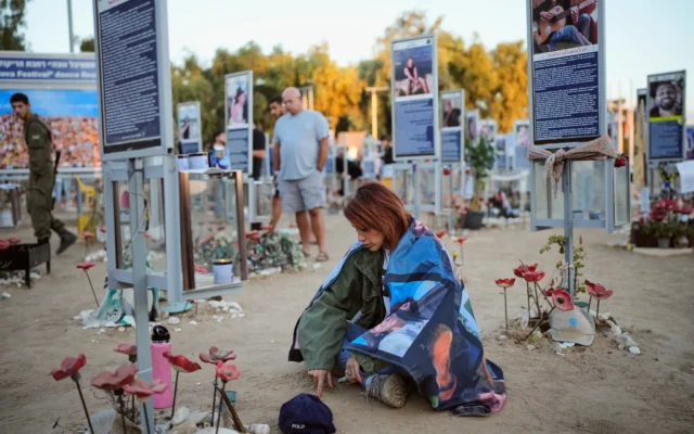 Des personnes commémorant le troisième anniversaire du pogrom perpétré par le groupe terroriste palestinien du Hamas le 7 octobre 2023 contre Israël, sur le site du festival de musique Nova, où des centaines de festivaliers ont été tués et enlevés, près du kibboutz Reim, dans le sud d’Israël, le 7 octobre 2026. (Crédit : Ohad Zwigenberg/AP Photo)