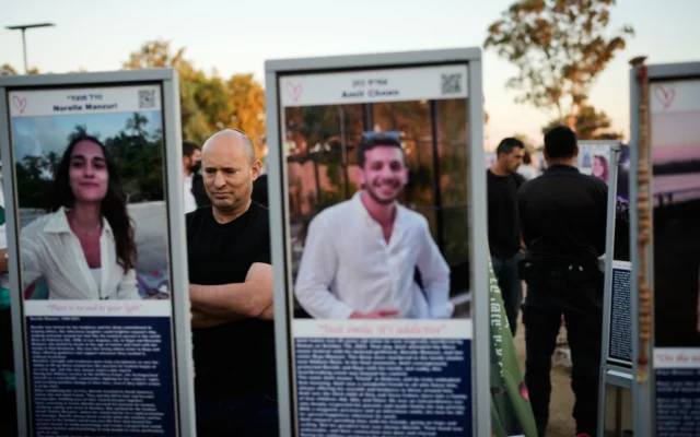 L'ancien Premier ministre Naftali Bennett (à gauche) sur le site du festival de musique Nova, où des centaines de festivaliers ont été assassinés et enlevés par le Hamas le 7 octobre 2023, alors qu'Israël commémore le troisième anniversaire du pogrom, près du kibboutz Reim, dans le sud d'Israël, le 7 octobre 2026. (Crédit : Ohad Zwigenberg/AP Photo)