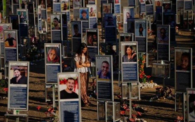 Des personnes commémorant le troisième anniversaire du pogrom perpétré par le groupe terroriste palestinien du Hamas le 7 octobre 2023, sur le site du festival de musique Nova, où des centaines de fêtards ont été tués et enlevés, près du kibboutz Reim, dans le sud d'Israël, le 7 octobre 2026. (Crédit : Ohad Zwigenberg/AP Photo)