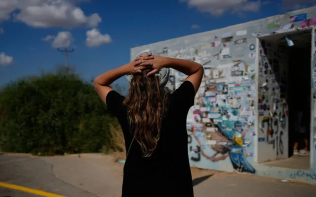 Des personnes visitant un abri antiatomique situé au bord d’une route, où des personnes ont trouvé la mort lors du pogrom perpétré par le groupe terroriste palestinien du Hamas le 7 octobre 2023 le long de la frontière entre Israël et la bande de Gaza, alors que le pays commémore le troisième anniversaire de ce pogrom, près du kibboutz Reim, dans le sud d’Israël, le 7 octobre 2026. (Crédit : Ohad Zwigenberg/AP Photo)