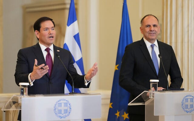 Le secrétaire d'État américain Marco Rubio (à gauche) s'exprime lors d'une conférence de presse conjointe avec le ministre grec des Affaires étrangères, George Gerapetritis, au ministère des Affaires étrangères, le mercredi 7 octobre 2026, à Athènes (Grèce). (Crédit : AP/Mark Schiefelbein, Pool)
