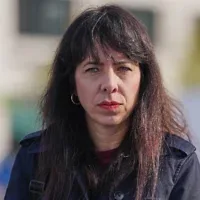 La dirigeante berlinoise de Die Linke, Elif Eralp, visite une installation présentant les portraits des victimes du pogrom perpétré par le Hamas en Israël le 7 octobre 2023, à l’occasion du troisième anniversaire de l’attaque, à la porte de Brandebourg, à Berlin, en Allemagne, le 7 octobre 2026. (Crédit : Markus Schreiber/AP)