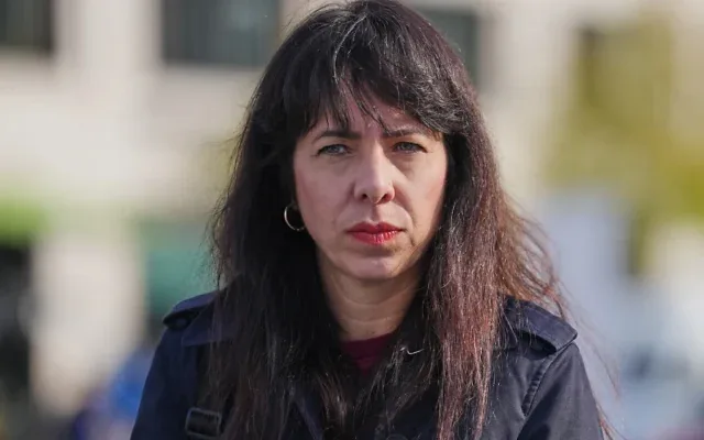 La dirigeante berlinoise de Die Linke, Elif Eralp, visite une installation présentant les portraits des victimes du pogrom perpétré par le Hamas en Israël le 7 octobre 2023, à l’occasion du troisième anniversaire de l’attaque, à la porte de Brandebourg, à Berlin, en Allemagne, le 7 octobre 2026. (Crédit : Markus Schreiber/AP)