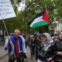Des manifestants anti-Israël croisant un manifestant pro-Israël lors d'une marche organisée pour marquer le troisième anniversaire du pogrom perpétré par le groupe terroriste palestinien du Hamas le 7 octobre 2023, à Londres, le 7 octobre 2026. (Crédit : Kin Cheung/AP)