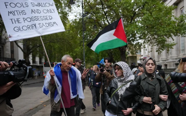 Des manifestants pro-palestiniens et anti-israéliens croisent un manifestant pro-israélien lors d’une marche à Londres marquant le troisième anniversaire de l’invasion et du massacre menés par le Hamas en Israël en 2023, le 7 octobre 2026. (Crédit: AP/Kin Cheung)