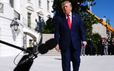 Le président américain Donald Trump s'adresse aux journalistes avant de monter à bord de Marine One sur la pelouse sud de la Maison Blanche, le 7 octobre 2026, à Washington. (Crédit : AP/Julia Demaree Nikhinson)