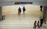 Des clients se promènent dans le Mall of America, mercredi 7 octobre 2026, à Bloomington, dans le Minnesota. (Crédit : AP Photo/Ellen Schmidt)