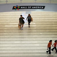Des clients se promènent dans le Mall of America, mercredi 7 octobre 2026, à Bloomington, dans le Minnesota. (Crédit : AP Photo/Ellen Schmidt)
