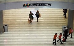 Des clients se promènent dans le Mall of America, mercredi 7 octobre 2026, à Bloomington, dans le Minnesota. (Crédit : AP Photo/Ellen Schmidt)