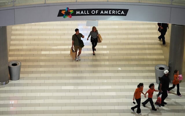 Des clients se promènent dans le Mall of America, mercredi 7 octobre 2026, à Bloomington, dans le Minnesota. (Crédit : AP Photo/Ellen Schmidt)
