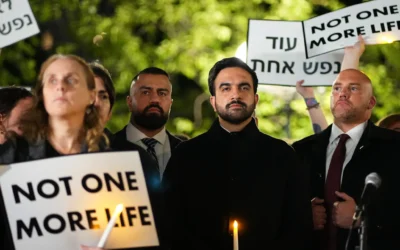 Le maire de New York, Zohran Mamdani, assiste à une veillée pour la coexistence marquant le troisième anniversaire du massacre du 7 octobre, le 7 octobre 2026, à New York. (Crédit: AP/Frank Franklin II) Le maire de New York, Zohran Mamdani, assiste à une veillée pour la coexistence marquant le troisième anniversaire du massacre du 7 octobre, le 7 octobre 2026, à New York. (Crédit: AP/Frank Franklin II)