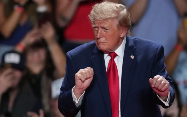 Le président américain Donald Trump dansant lors d’un meeting électoral au Freeman Coliseum de San Antonio, le 7 octobre 2026. (Crédit : Eric Gay/AP)