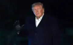 Le président américain Donald Trump saluant les journalistes alors qu'il marche sur la pelouse sud à son arrivée à la Maison Blanche, à Washington, le 8 octobre 2026. (Crédit : Jose Luis Magana/AP Photo)
