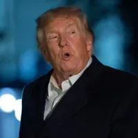 Le président américain Donald Trump s'adressant aux journalistes alors qu'il se promène sur la pelouse sud à son arrivée à la Maison Blanche, à Washington, le 8 octobre 2026. (Crédit : Jose Luis Magana/AP)