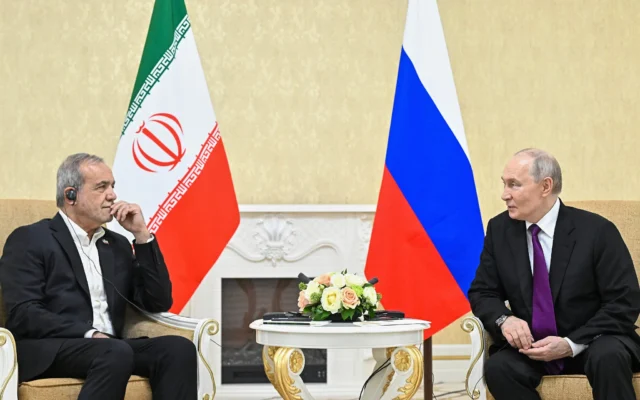 Le président russe Vladimir Poutine, à droite, s'entretient avec le président iranien Masoud Pezeshkian lors de leur rencontre en marge du sommet de la Communauté des États indépendants (CEI) à Türkmenbaşy, au Turkménistan, le 8 octobre 2026. (Crédit: Sergei Bobylev/Sputnik, photo du pool du Kremlin via AP)