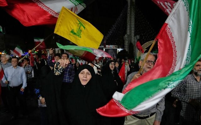 Des manifestants brandissent des drapeaux de l'Iran et du Hezbollah, son proxy libanais, lors d'un rassemblement pro-régime à Téhéran, en Iran, le 8 octobre 2026. (Crédit : AP Photo/Vahid Salemi) Des manifestants brandissent des drapeaux de l'Iran et du Hezbollah, son proxy libanais, lors d'un rassemblement pro-régime à Téhéran, en Iran, le 8 octobre 2026. (Crédit : AP Photo/Vahid Salemi)