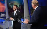 Le candidat démocrate au Sénat américain, Abdul El-Sayed (à gauche), jettant un regard vers le candidat républicain au Sénat américain, Mike Rogers, lors d'un débat télévisé à Grand Rapids, dans le Michigan, diffusé sur WOOD-TV, le 8 octobre 2026. (Crédit : Paul Sancya/AP)