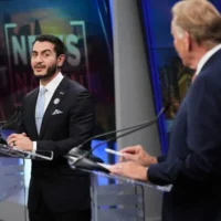 Le candidat démocrate au Sénat américain, Abdul El-Sayed (à gauche), jettant un regard vers le candidat républicain au Sénat américain, Mike Rogers, lors d'un débat télévisé à Grand Rapids, dans le Michigan, diffusé sur WOOD-TV, le 8 octobre 2026. (Crédit : Paul Sancya/AP)