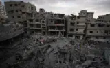 Vue sur des bâtiments détruits par une frappe aérienne israélienne, à Gaza-City, le 9 octobre 2026. (Crédit : Jehad Alshrafi/AP Photo)