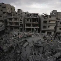 Vue sur des bâtiments détruits par une frappe aérienne israélienne, à Gaza-City, le 9 octobre 2026. (Crédit : Jehad Alshrafi/AP Photo)