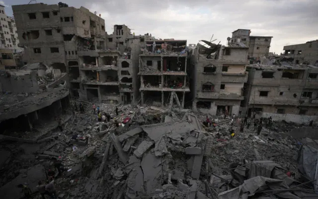 Vue sur des bâtiments détruits par une frappe aérienne israélienne, à Gaza-City, le 9 octobre 2026. (Crédit : Jehad Alshrafi/AP Photo)