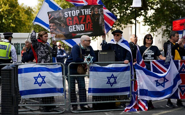 Des personnes participant à une contre-manifestation pro-Israël, à Londres, le 10 octobre 2026. (Crédit : Alberto Pezzali/AP) Des personnes participant à une contre-manifestation pro-Israël, à Londres, le 10 octobre 2026. (Crédit : Alberto Pezzali/AP)