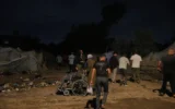 De la fumée s'élevant à la suite d'une frappe aérienne de l'armée israélienne, à Deir al-Balah, au centre de la bande de Gaza, le 10 octobre 2026. (Crédit : Abdel Kareem Hana/AP)