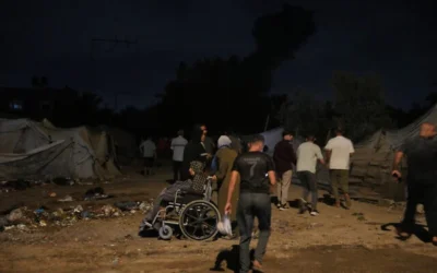 De la fumée s'élevant à la suite d'une frappe aérienne de l'armée israélienne, à Deir al-Balah, au centre de la bande de Gaza, le 10 octobre 2026. (Crédit : Abdel Kareem Hana/AP) De la fumée s'élevant à la suite d'une frappe aérienne de l'armée israélienne, à Deir al-Balah, au centre de la bande de Gaza, le 10 octobre 2026. (Crédit : Abdel Kareem Hana/AP)