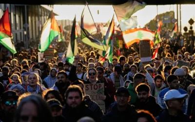 Des manifestants anti-Israël participant à un rassemblement, à Berlin, en Allemagne, le 10 octobre 2026. (Crédit : Ebrahim Noroozi/AP)