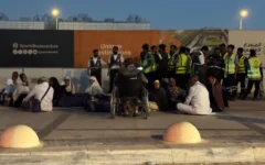 Des personnes rassemblées devant une station de métro sur la route menant à l'aéroport international King Khalid à Ryad, en Arabie saoudite, le 10 octobre 2026. (Crédit : AP Photo)