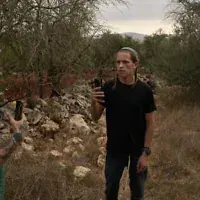 Un militant tentant d'empêcher un résident d'implantation israélien (à droite) de circuler après que celui-ci s'est introduit dans une oliveraie palestinienne pendant la récolte des olives, dans la ville de Turmus Ayya, en Cisjordanie, le 12 octobre 2026. Illustration (Crédit : Leo Correa/AP Photo)
