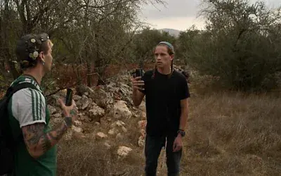 Un militant tentant d'empêcher un résident d'implantation israélien (à droite) de circuler après que celui-ci s'est introduit dans une oliveraie palestinienne pendant la récolte des olives, dans la ville de Turmus Ayya, en Cisjordanie, le 12 octobre 2026. Illustration (Crédit : Leo Correa/AP Photo)