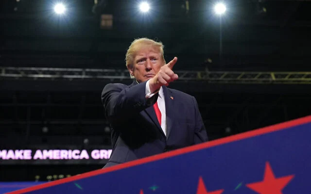 Le président américain Donald Trump participant à un meeting électoral au Covelli Centre, à Youngstown, dans l’Ohio, le 12 octobre 2026. (Crédit : Jacquelyn Martin/AP) Le président américain Donald Trump participant à un meeting électoral au Covelli Centre, à Youngstown, dans l’Ohio, le 12 octobre 2026. (Crédit : Jacquelyn Martin/AP)