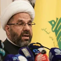 Ali Daamoush, président du Conseil exécutif du groupe terroriste chiite libanais du Hezbollah, s'exprimant lors d'une conférence de presse, à Beyrouth, au Liban, le 13 octobre 2026. (Crédit : Bilal Hussein/AP)