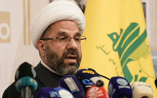 Ali Daamoush, président du Conseil exécutif du groupe terroriste chiite libanais du Hezbollah, s'exprimant lors d'une conférence de presse, à Beyrouth, au Liban, le 13 octobre 2026. (Crédit : Bilal Hussein/AP)
