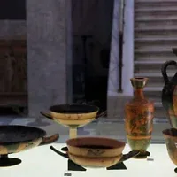 Des antiquités grecques datant du VIᵉ et du Vᵉ siècle avant notre ère exposées lors d'une cérémonie de rapatriement au Musée national d'archéologie d'Athènes, en Grèce, le 13 octobre 2026, après qu'Israël a restitué 22 objets sortis illégalement de Grèce. (Crédit : Thanassis Stavrakis/AP)