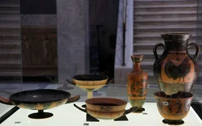 Des antiquités grecques datant du VIᵉ et du Vᵉ siècle avant notre ère exposées lors d'une cérémonie de rapatriement au Musée national d'archéologie d'Athènes, en Grèce, le 13 octobre 2026, après qu'Israël a restitué 22 objets sortis illégalement de Grèce. (Crédit : Thanassis Stavrakis/AP)