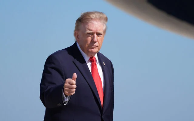 Le président américain Donald Trump se dirige vers Air Force One, le 13 octobre 2026, sur la base conjointe Andrews, dans le Maryland. (Photo AP/Alex Brandon) Le président américain Donald Trump se dirige vers Air Force One, le 13 octobre 2026, sur la base conjointe Andrews, dans le Maryland. (Photo AP/Alex Brandon)