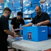 Des urnes sont en cours de préparation en vue des prochaines élections législatives, en Israël, au centre logistique du Comité central des élections, près de Shoham, le 14 octobre 2026. (Photo AP/Ohad Zwigenberg)