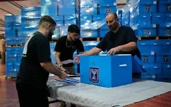 Des urnes sont en cours de préparation en vue des prochaines élections législatives, en Israël, au centre logistique du Comité central des élections, près de Shoham, le 14 octobre 2026. (Photo AP/Ohad Zwigenberg)