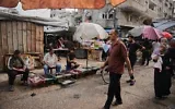 Des Palestiniens se promènent dans un marché du camp de réfugiés d’Al-Shati, à Gaza-City, le 14 octobre 2026. (Crédit : Abdel Kareem Hana/AP)