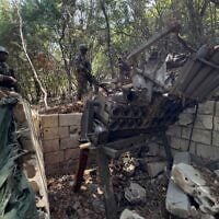 Des Casques bleus français inspectent une position détruite du Hezbollah dans la vallée de Saluki, au sud du Liban, le 20 août 2025. (AP Photo/Hussein Malla)