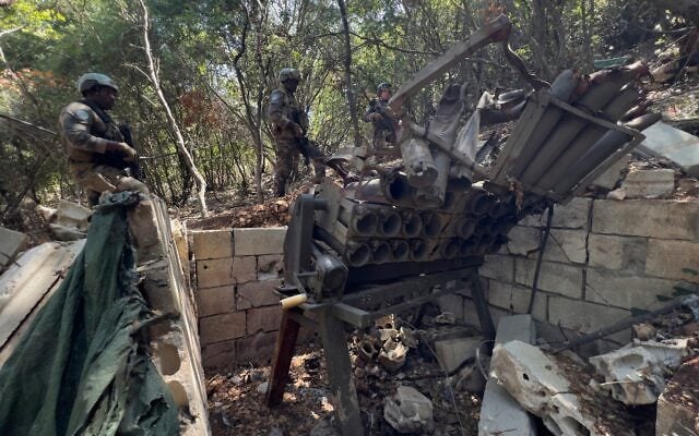 Des Casques bleus français inspectent une position détruite du Hezbollah dans la vallée de Saluki, au sud du Liban, le 20 août 2025. (AP Photo/Hussein Malla) Des Casques bleus français inspectent une position détruite du Hezbollah dans la vallée de Saluki, au sud du Liban, le 20 août 2025. (AP Photo/Hussein Malla)