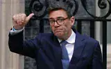 Le Premier ministre britannique Andy Burnham fait un signe au président ukrainien Volodymyr Zelensky à l’issue de leur rencontre au 10 Downing Street, à Londres, le 14 octobre 2026. (Crédit : Alberto Pezzali/AP)